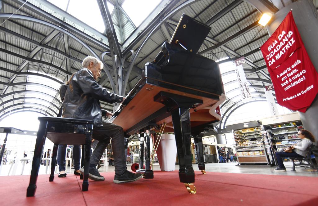 O aposentado Jovelino Dias tem 78 anos e trabalha como catador de papel para auxiliar na renda mensal | Aniele Nascimento/Gazeta do Povo