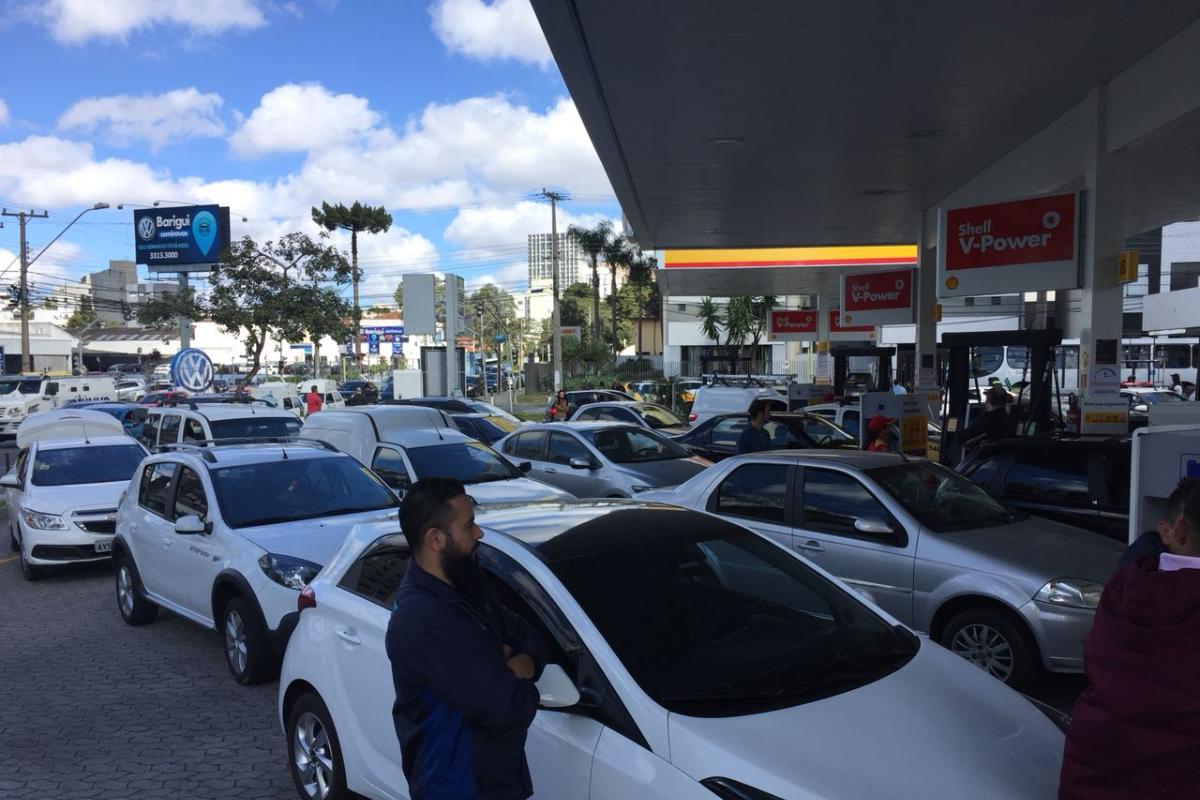 Fila para abastecer em posto de gasolina no Cabral. | Felipe Rosa/
Tribuna do Paraná