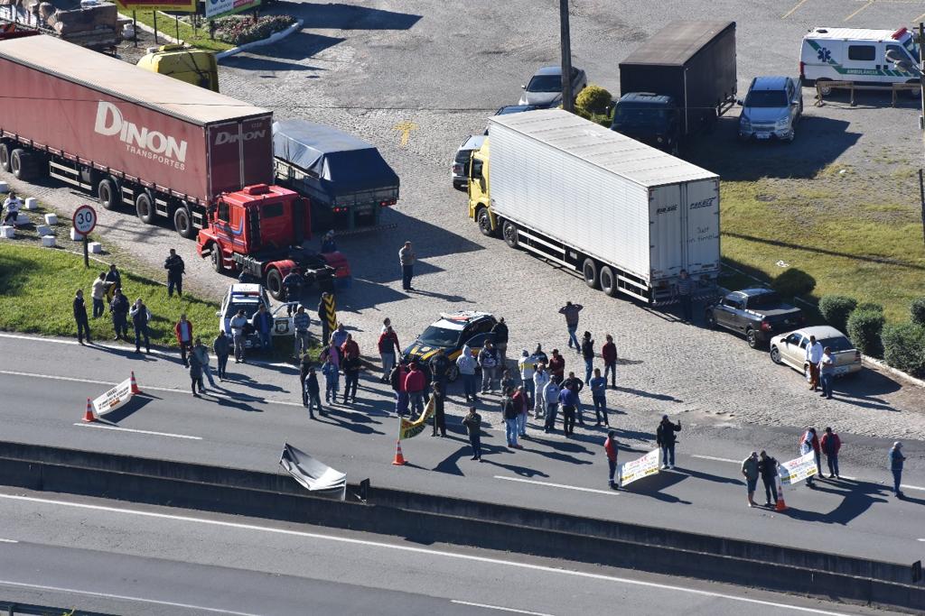 Hortaliças estragadas acabam gerando odor de lixo nas estradas | PRF/Divulgação