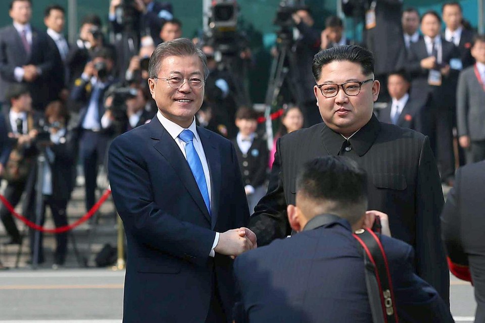 Imagem do encontro histórico entre os líderes das Coreias, no último mês de abril. Negociações agora estão estremecidas | DivulgaçãoCorpo de Imprensa da Cúpula Inter-Coreana