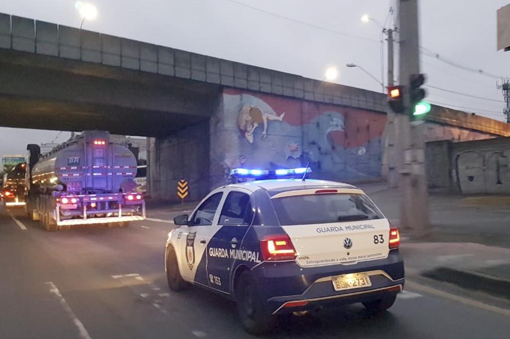Caminhão-tanque é escoltado pela Guarda Municipal da Repar até as garagens dos ônibus. | Guarda Municipal de Cjuritiba/