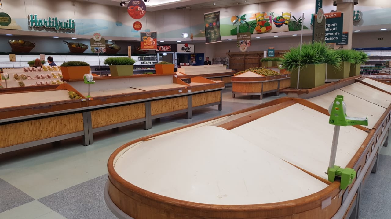 Quitanda de supemercado no bairro Água Verde, em Curitiba, neste domingo: desabastecimento. | /