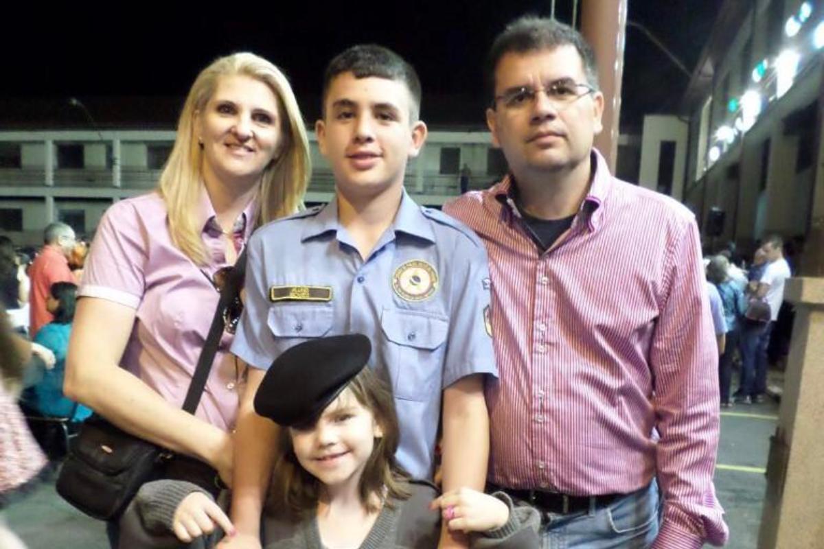 Lucas Gomes ao lado da família, quando estudava no Colégio da Polícia Militar do Paraná | Arquivo Pessoal.