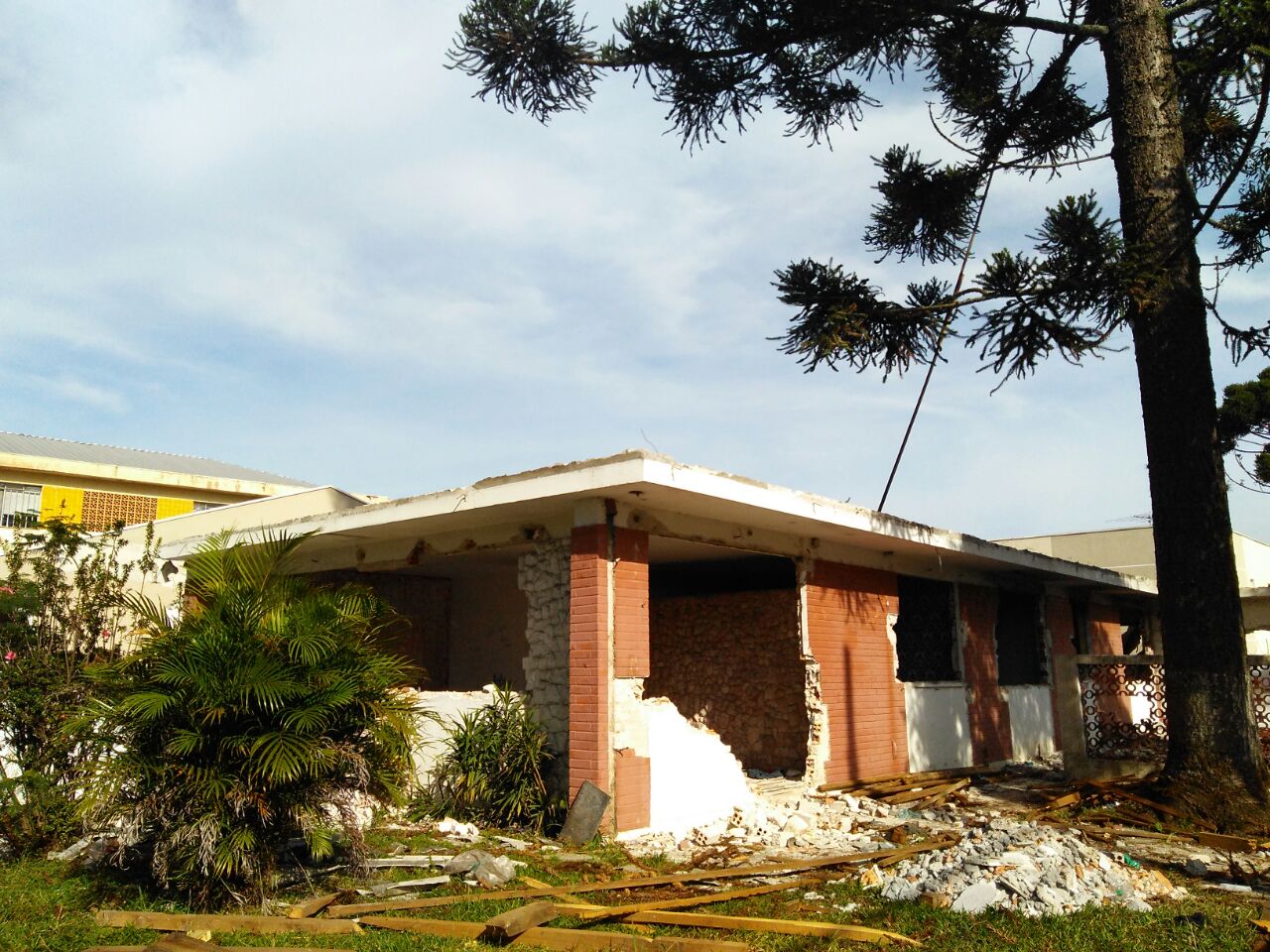 Antes do incêndio, vizinhos reclamavam que a casa era usada por usuários de drogas. | Aniele Nascimento/Gazeta do Povo