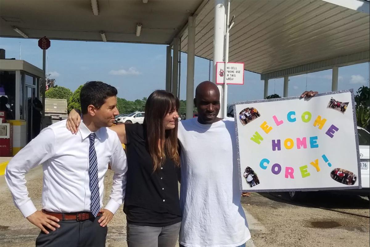 Corey Williams, à direita, depois de ser solto da Penitenciária de Louisiana, acompanhado de dois de seus advogados. | Amir AliCourtesy photo