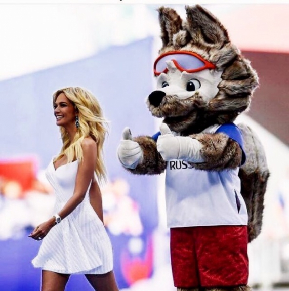Victoria Lopyreva, ao lado do mascote da Copa, é a embaixadora oficial do Mundial na Rússia 2018: estereótipo para federação argentina. | /Reprodução Instagram