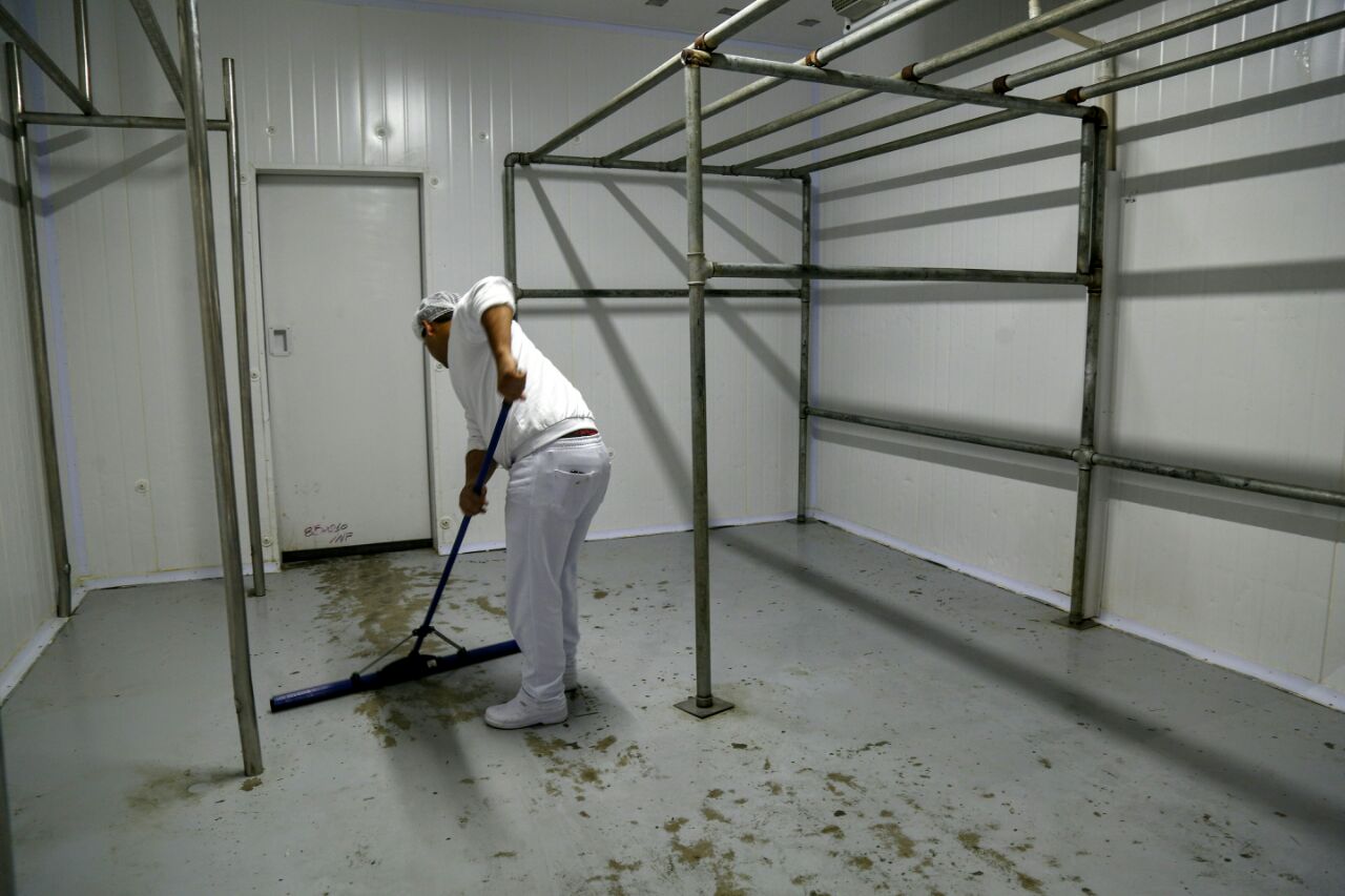 Câmera frigorífica vazia de um supermercado de Curitiba nesta sexta-feira. | Aniele Nascimento/Gazeta do Povo
