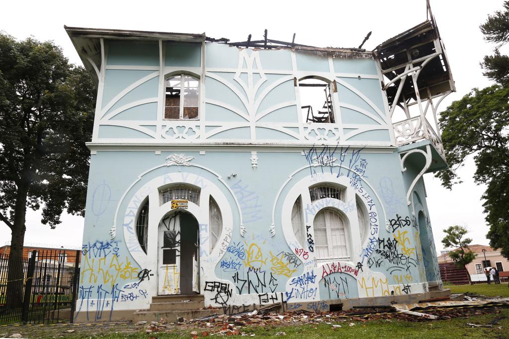 Assim como o edifício Wilton Paes de Almeida , que desabou em São Paulo, o Palácio Belvedere também pegou fogo após ser abandonado e utilizado de maneira irregular | Aniele Nascimento/Gazeta do Povo