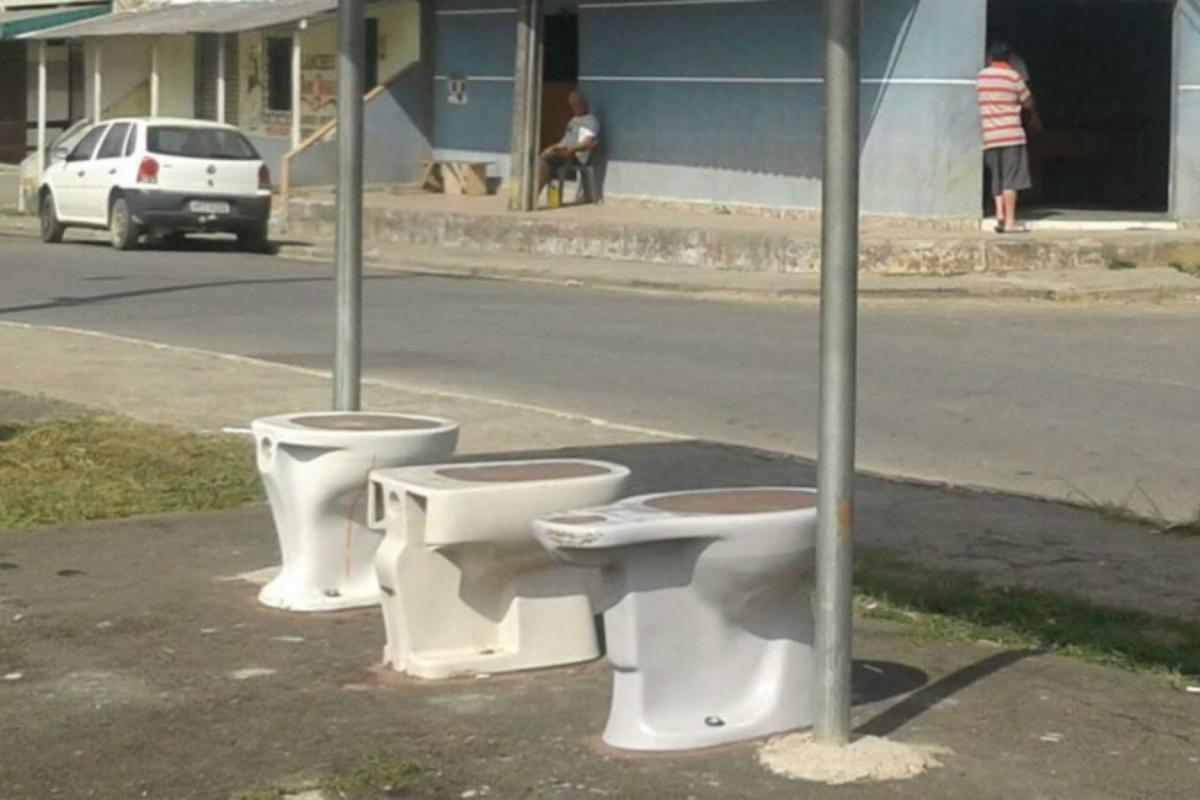 Vasos santários eram os únicos lugares para sentar na pequena praça de Colombo | ReproduçãoFacebook