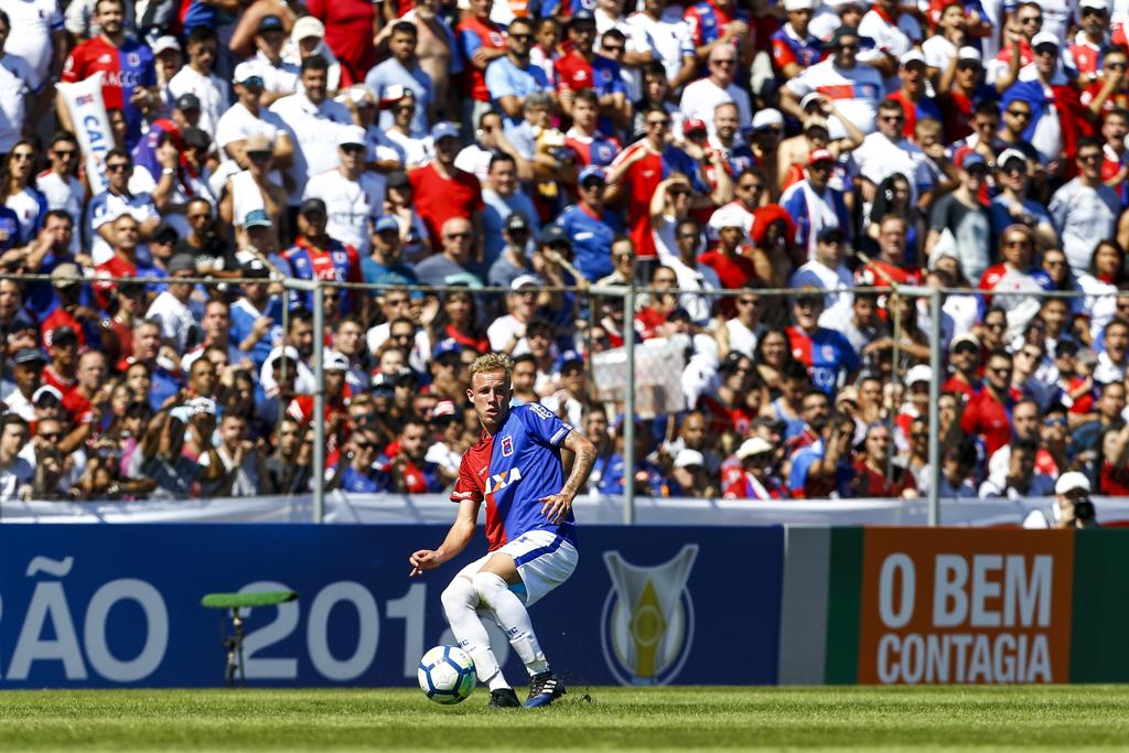 Atacante Rapahel Alemão no jogo com o Coritnhians. Melhor público do ano do Tricolor (15.714 pagantes) | Marcelo Andrade/Gazeta do Povo