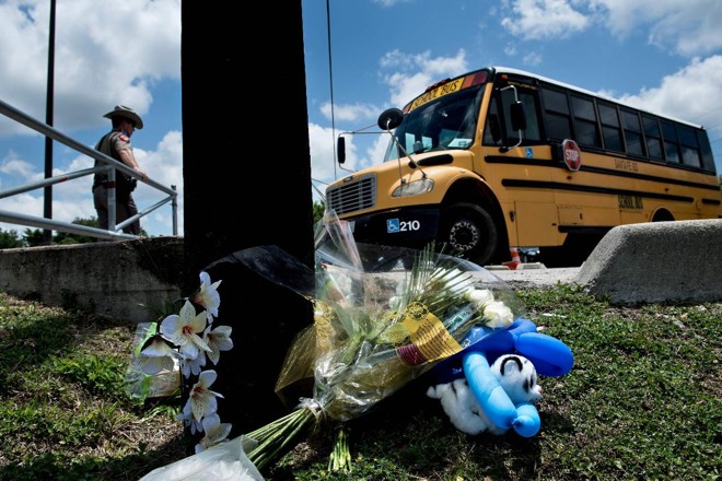 Ônibus com estudantes chega à escola Santa Fe, no Texas, um dia depois de um tiroteio que matou dez pessoas e feriu outras dez | BRENDAN SMIALOWSKIAFP