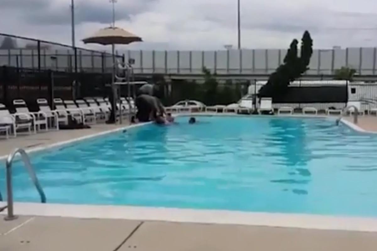 Jovem, que pulou em piscina durante surto bipolar, alega que policiais demoraram muito para salvá-lo. | Reprodução