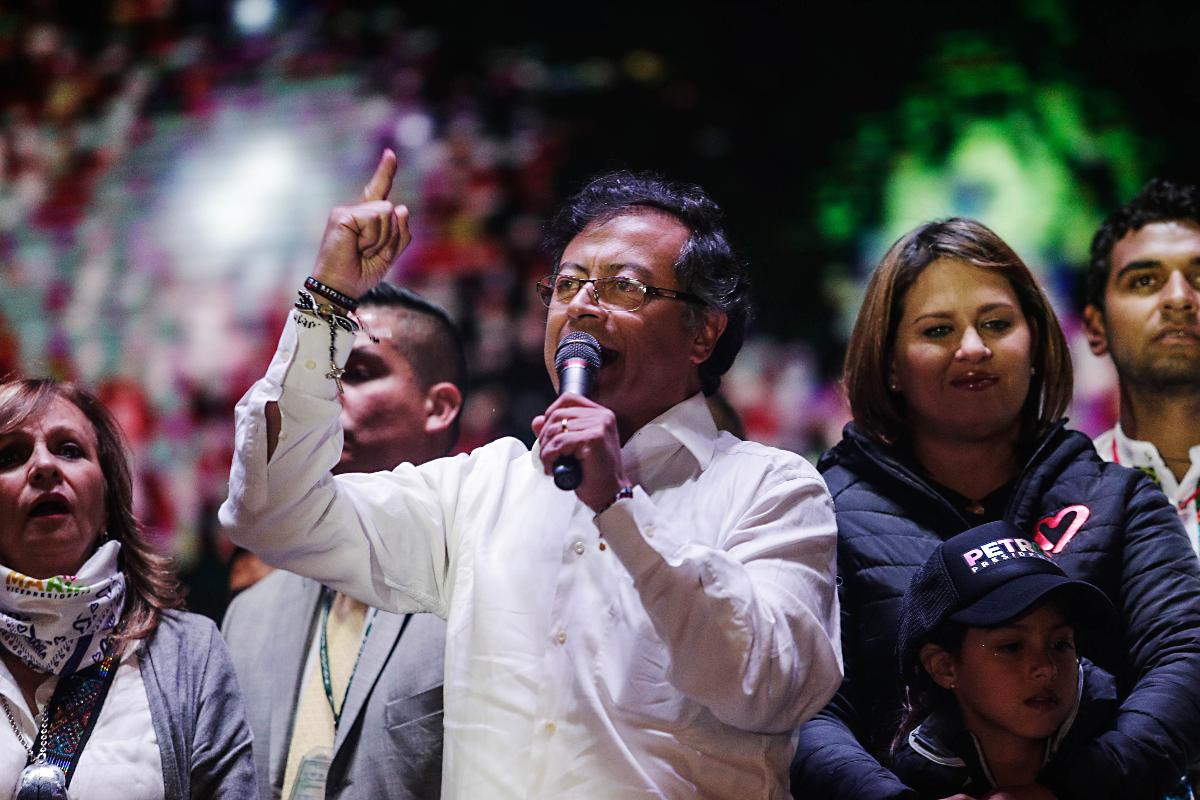 O candidato à presidência da Colômbia Gustavo Petro discursa durante a campanha eleitoral, em um comício em Bogotá | Ivan Valencia/Bloomberg