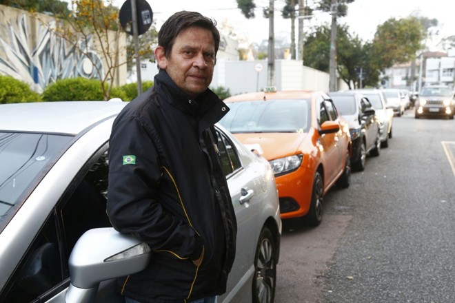 Motorista de aplicativos Andreas Kritikos estava há 24h na fila do posto no Bom Retiro. | Aniele Nascimento/Gazeta do Povo