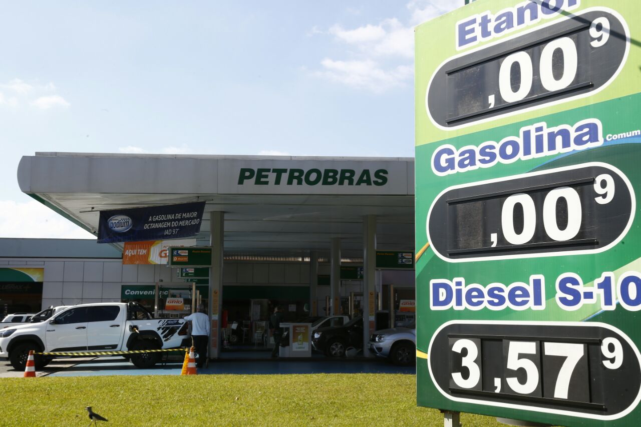Posto no Alto da XV até tirou da fachada os preços do etanol e gasolina por não ter mais combustíveis nos tanques. | Aniele Nascimento/Gazeta do Povo