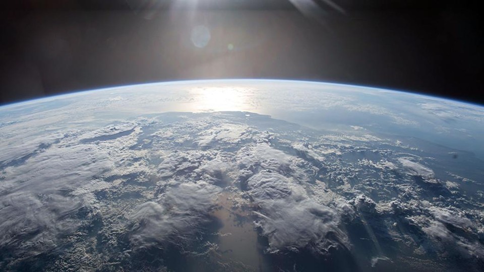 Imagem da Terra em órbita feita a partir de uma estação espacial da Nasa (agência espacial americana) em 2015 | HO/AFP
