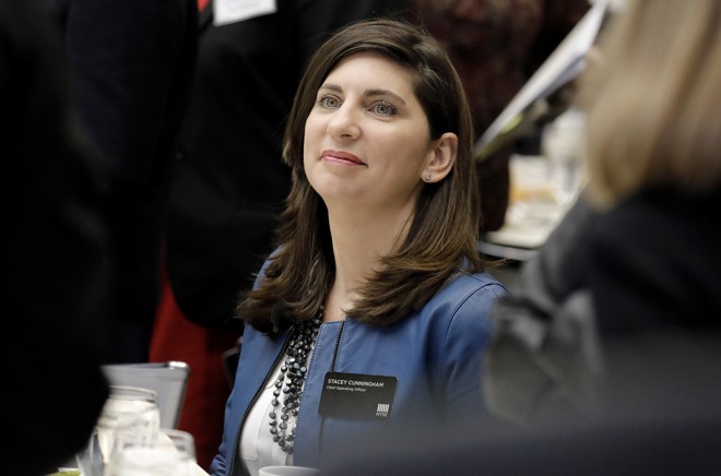 Stacey Cunningham (foto) é a atual CEO do Grupo da NYSE e agora assumiu a presidência da casa também. | Peter Foley/Bloomberg
