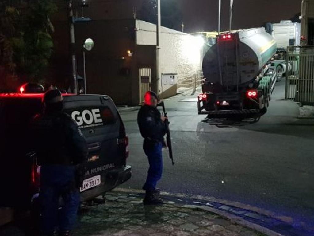 Guarda Municipal escolta caminhão-tanque para as garagens de ônibus de Curitiba | Guarda Municipal de Curitiba/