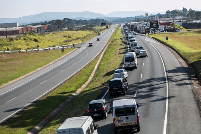 Greve dos caminhoneiros congestiona as estradas e ameaça o Brasileirão. | /