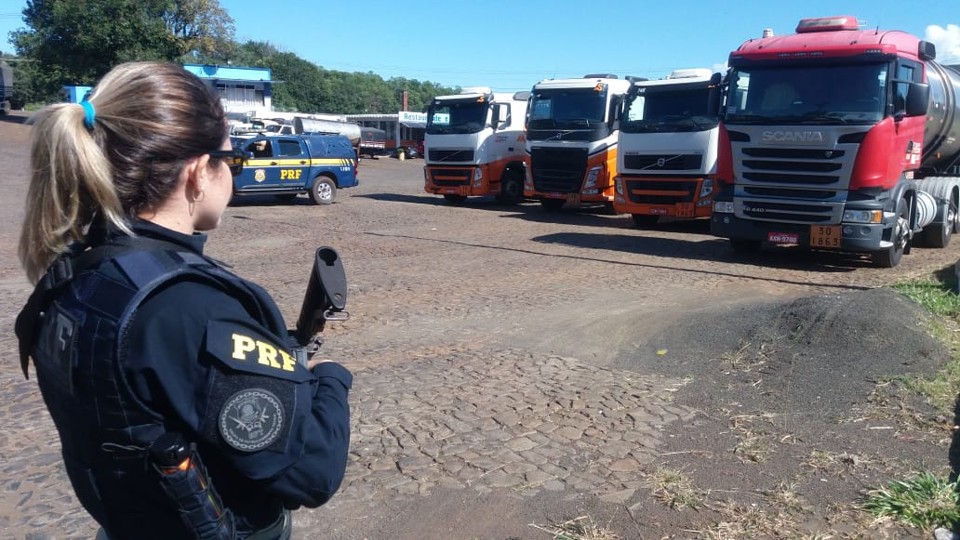 Comboios de caminhões com itens de primeira necessidade estão saindo do interior em direção a Curitiba. Ao todo, 1.050 veículos devem chegar à capital nas próximas horas, todos escoltados. | PRF/Divulgação
