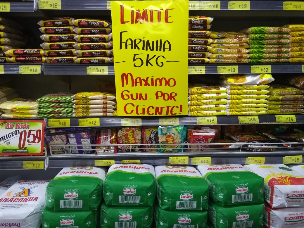 Mercado do Tarumã limitou quantidades de alguns produtos. | Aniele Nascimento/Gazeta do Povo