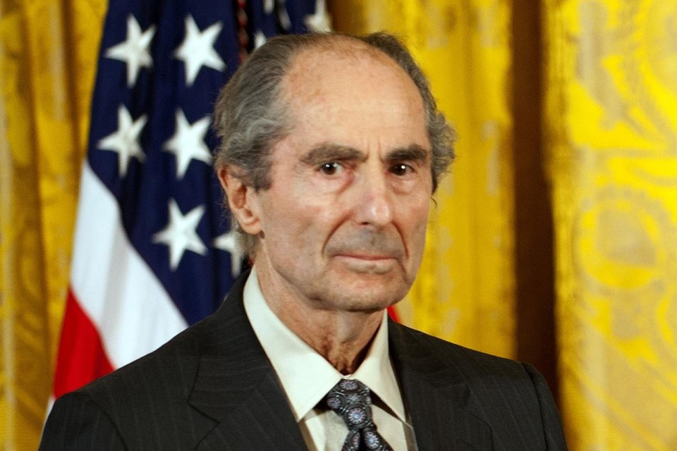 O romancista norte-americano Philip Roth durante uma cerimônia na Casa Branca, onde recebeu a Medalha Nacional de Humanidades | JIM WATSONAFP