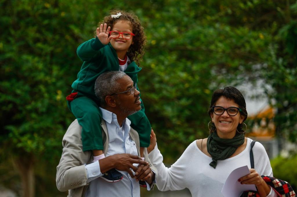 Ana e os pais Kraw Pena e Marile Ana Bravo chegam ao CMEI Curitiba | Jonathan Campos/Gazeta do Povo