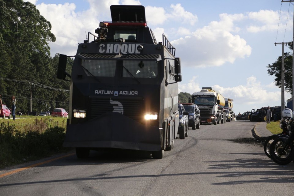 Caveirão do Batalhão de Choque escolta caminhões-tanque em Araucária. | Marcelo Andrade/Gazeta do Povo