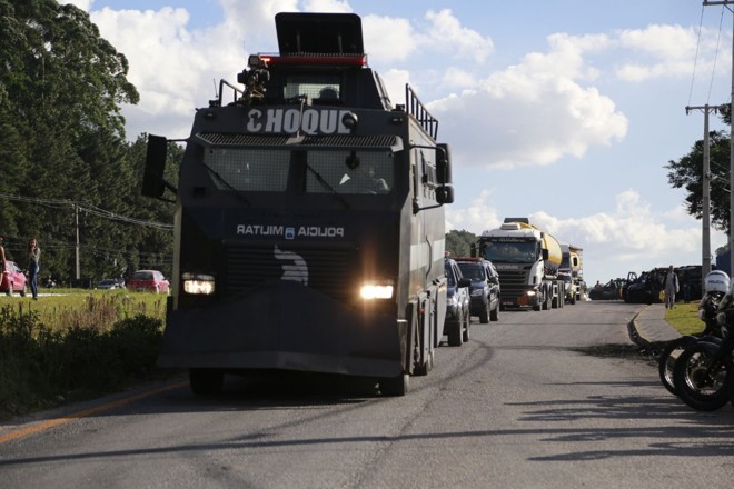 Caveirão do Batalhão de Choque escolta caminhões-tanque em Araucária. | Marcelo Andrade/Gazeta do Povo