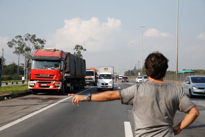 Protestos de caminhoneiros Paralisação dos caminhoneiros na Rodovia Presidente Dutra, no Rio de Janeiro. | Tânia Rêgo/Agência Brasil