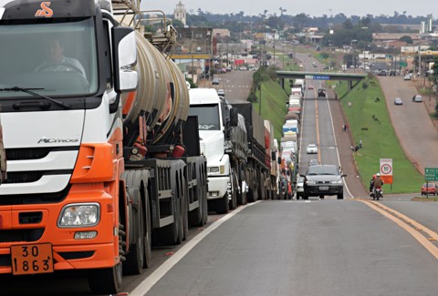 Ameaça de greve: caminhoneiros dão ultimato por redução do preço do diesel Protesto de caminhoneiros pelo aumento no valor do frete, em 2015, bloqueou 129 de rodovias em 14 estados do país. | Christian Rizzi/Arquivo Gazeta do Povo