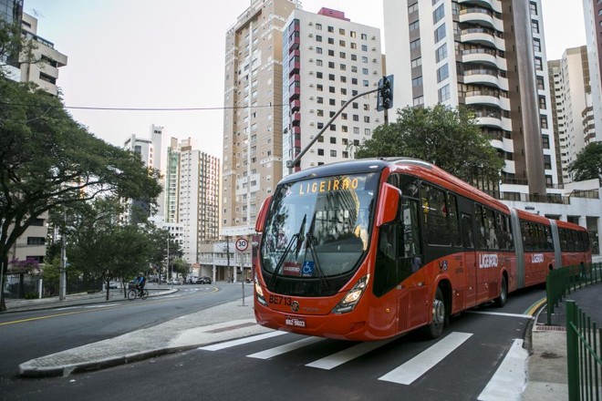 Ônibus de Curitiba têm combustível para circular normalmente até quinta-feira. | Marcelo Andrade/Gazeta do Povo