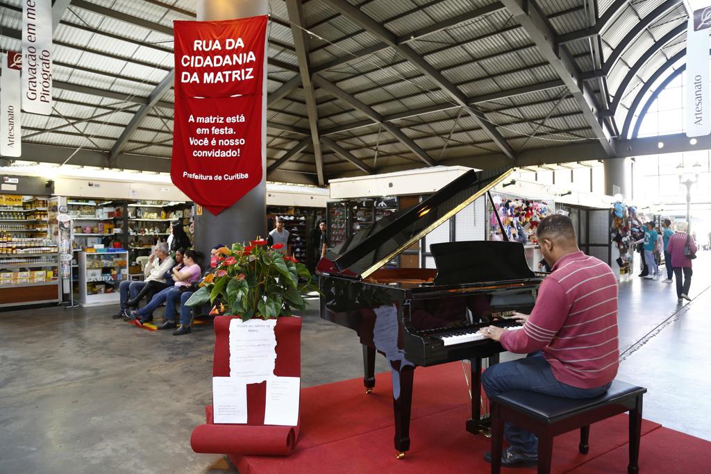 O segurança patrimonial Paulo Roberto, 38, toca piano desde os 15 anos e aproveitou para treinar | Aniele Nascimento/Gazeta do Povo
