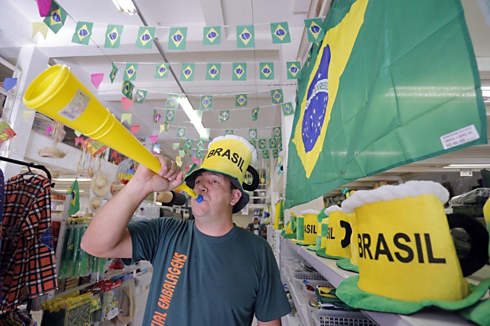 “Em anos de Copa, festa junina e futebol caminham juntos”, diz André Apolinário, gerente da Comercial Embalagens. | Albari Rosa/Gazeta do Povo