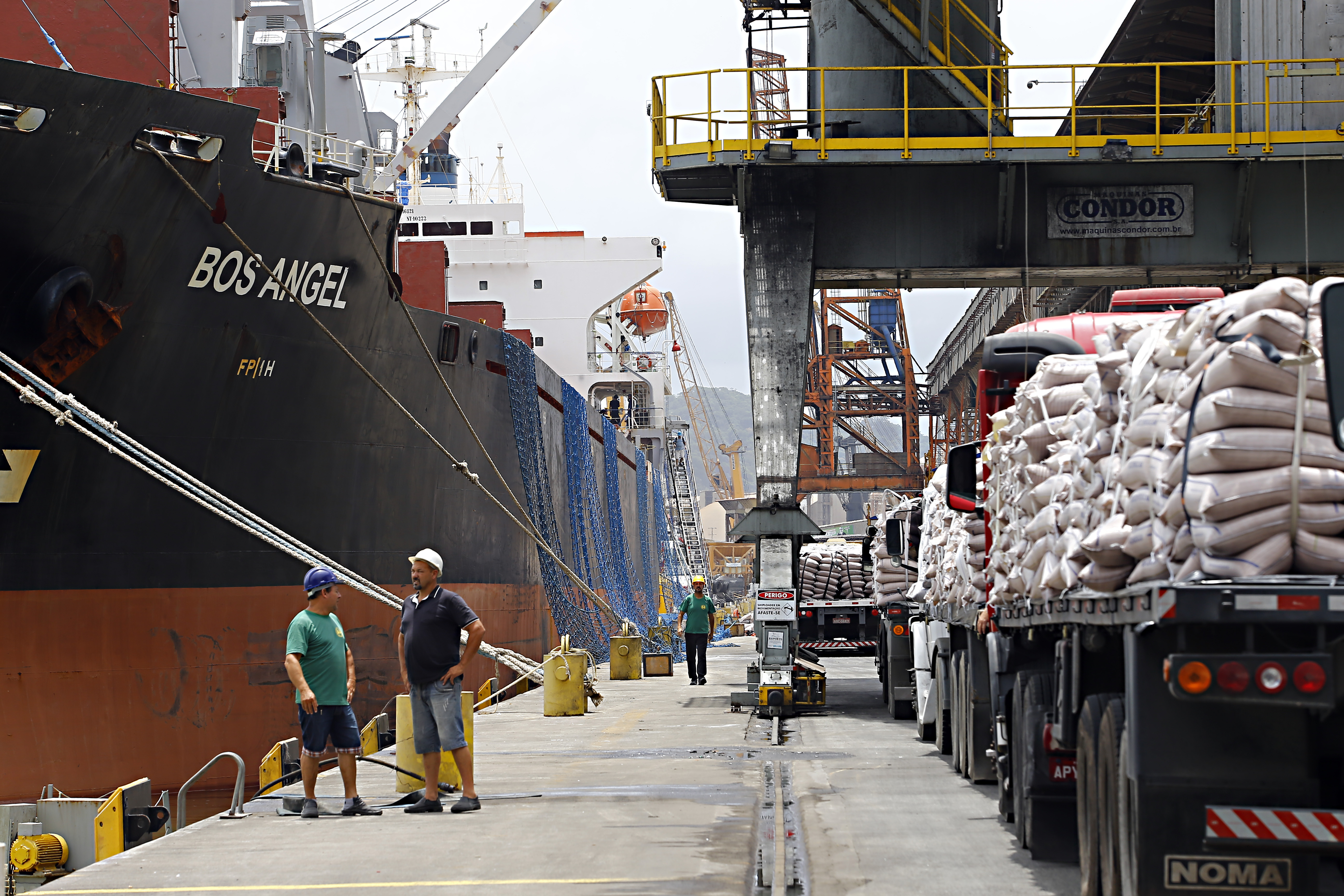 Cargas de fertilizantes que estão sendo trazidas de navio ao porto não estão tendo o serviço impactado. | Albari Rosa/Gazeta do Povo