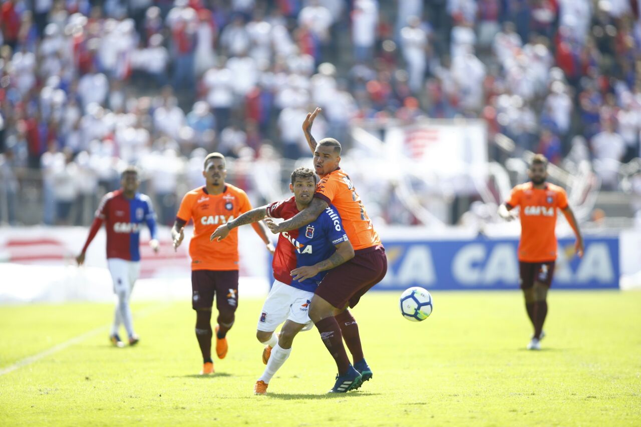 Carlos é seguro por Zé Ivaldo, pivô de polêmica no clássico entre Paraná Clube e Atlético-PR | /Felipe Rosa