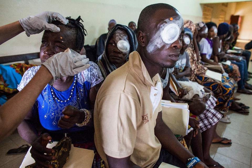Sobreviventes de ebola têm seus curativos removidos após cirurgia de cataratas | JANE HAHN/NYT