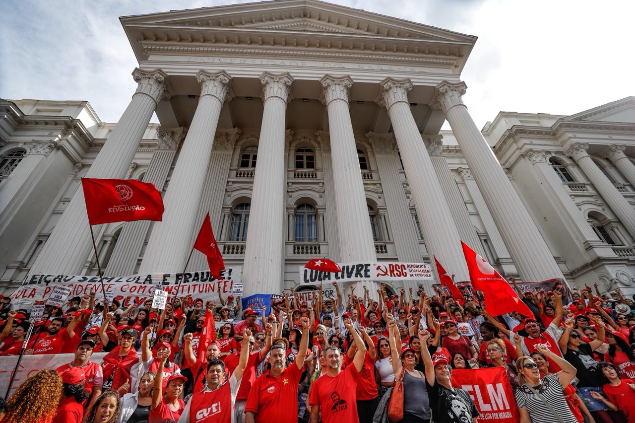 Manifestantes se reúnem na Praça Santos Andrade, em Curitiba | Ricardo Stuckert/