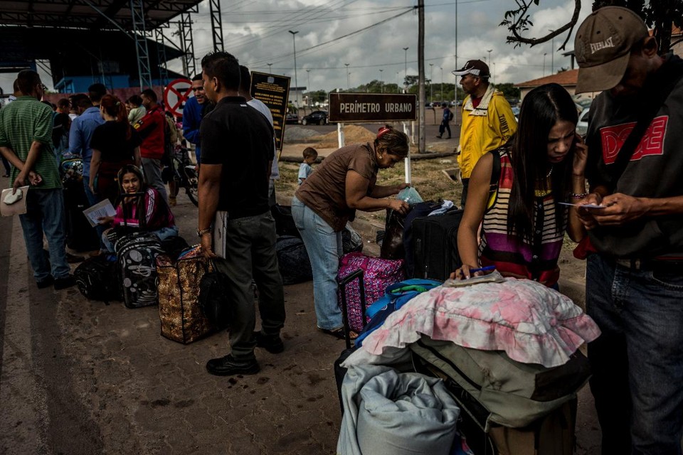 Centenas de Venezuelanos cruzam a fronteira com o Brasil todos os dias | MERIDITH KOHUTNYT