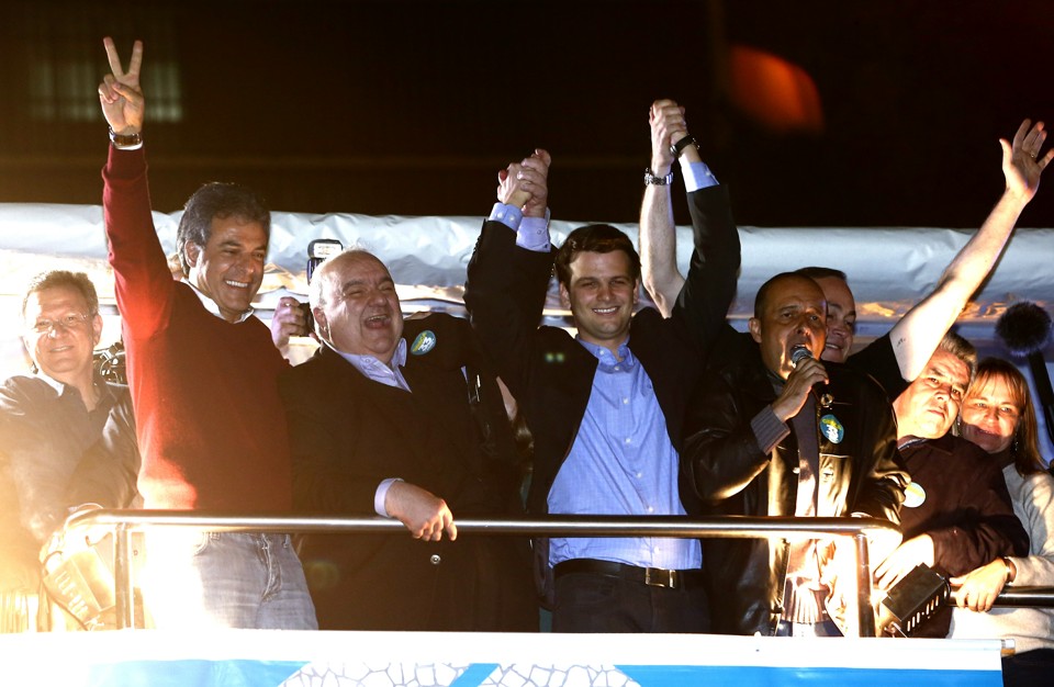 Em gravação, empresário diz ter ajudado a eleger Richa e Greca com fake news Richa e Greca comemoram a vitória na eleição para prefeito de Curitiba, em 2016. | Hugo Harada/Gazeta do Povo