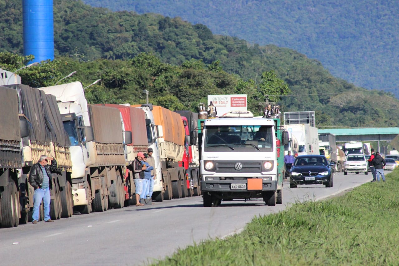 Protesto dos caminhoneiros na BR-277 em Paranaguá. | Diogo Monteiro/Rádio Ilha do Mel FM