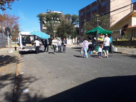 Tradicional feirinha do Ahú aconteceu sem nenhuma barraca de frutas ou verduras nesta quinta-feira | Raquel Derevecki /Gazeta do Povo