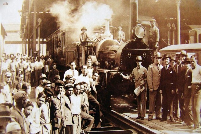 Ferroviários na década de 1920 junto à Baroneza, primeira locomotiva a trafegar no Brasil, na Estrada de Ferro Mauá, inaugurada em 1854 | João Emilio Gerodetti e Carlos CornejoReprodução