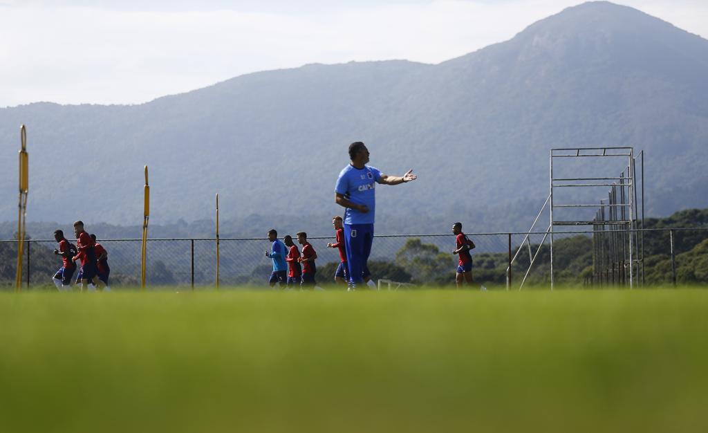 Técnico Rogério Micale orienta o elenco paranista em treino no CT Ninho da Gralha | Jonathan Campos/Gazeta do Povo