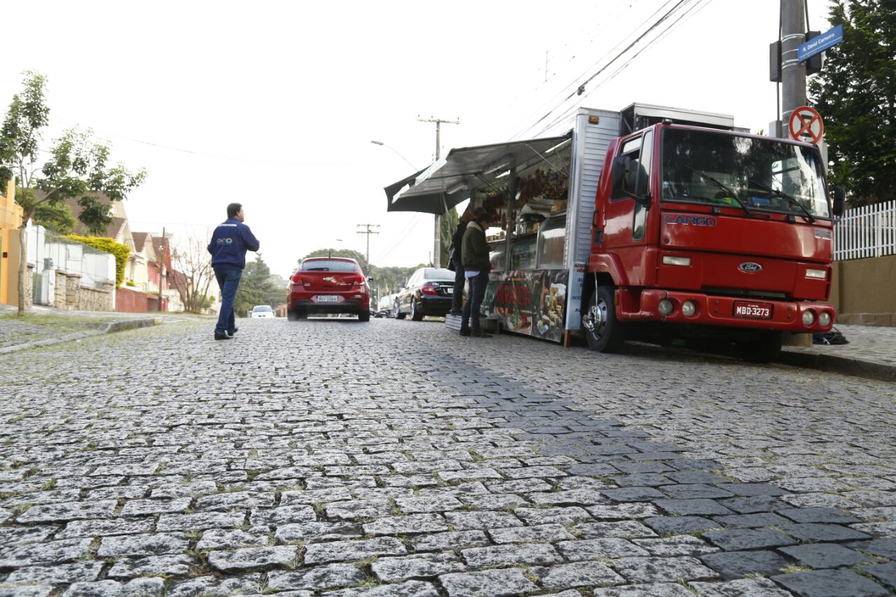 Só a barraca de queijos e salames vende seus produtos na feira do São Francisco nesta quarta: 27 feirantes não foram trabalhar por falta de mercadoria. | Aniele Nascimento/Gazeta do Povo