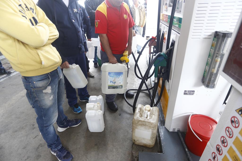 No sábado, posto no Água Verde tinha fila exclusiva para que comprava combustível em galão. | Jonathan Campos/Gazeta do Povo