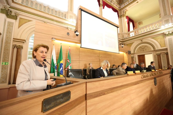 A secretária de Saúde, Márcia Huçulak, apresentou resultados em audiência pública na Câmara de Curitiba | Rodrigo Fonseca/Câmara de Curitiba/