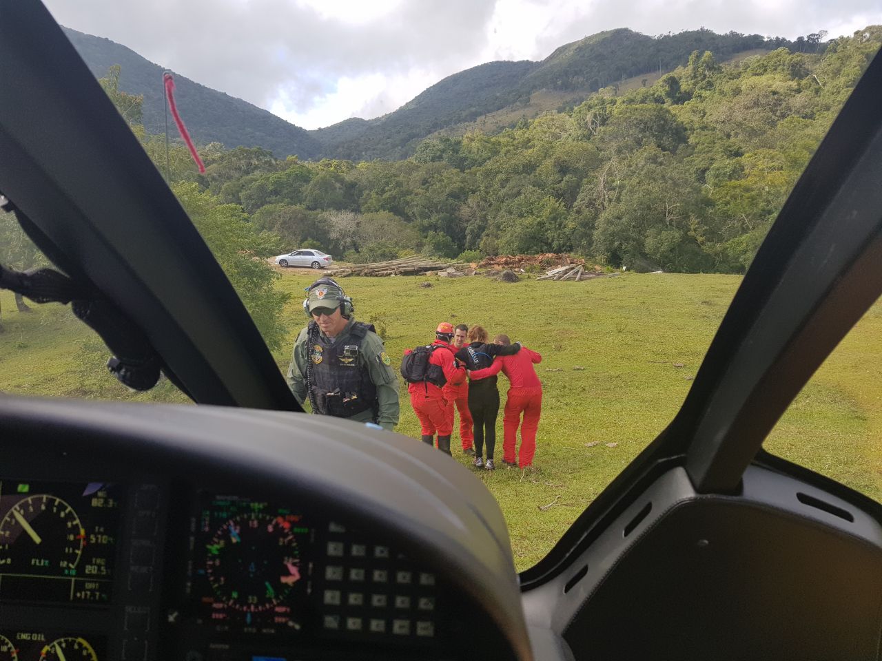 Além do Corpo de Bombeiros, helicóptero da PM também participou do resgate. | Corpo de Bombeiros /