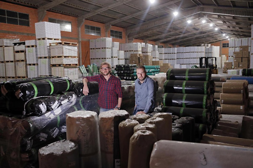 Marcelo Benetti e Julivan Arantes da Silva são amigos do tempo do colégio e sócios na Paperplast. | Albari Rosa
Gazeta do Povo