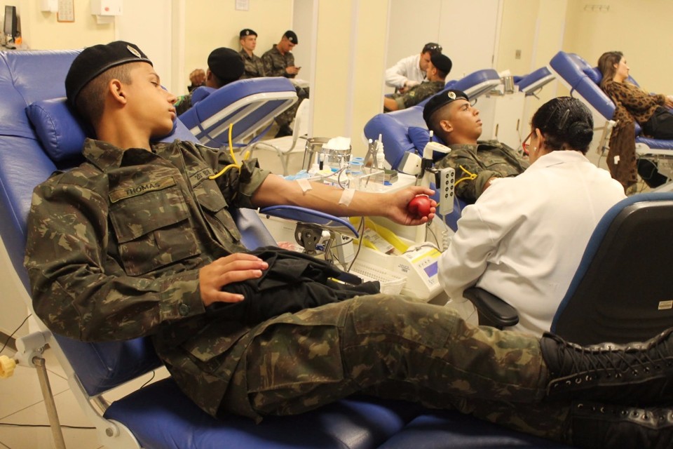 Soldados do Exército doam sangue em Curitiba. | Exército/
